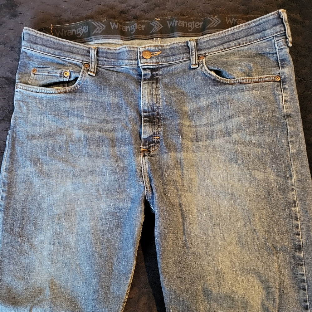 Mens Wrangler Relaxed Fit 38×32 Medium wash jeans
